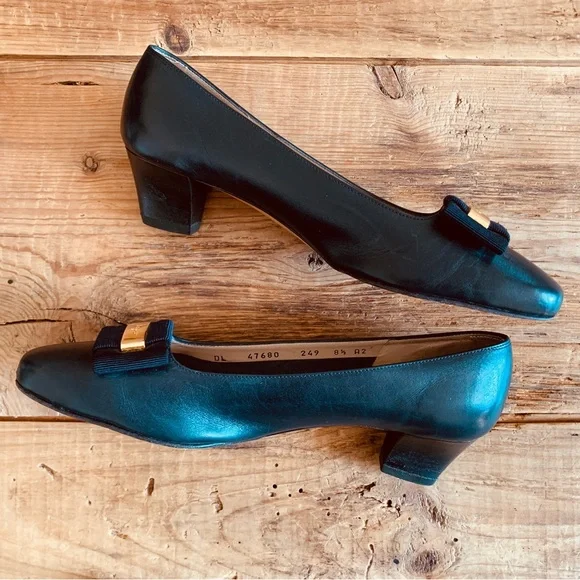 Salvatore Ferragamo—Vintage Vara Bow Heel Pumps, Double Bow (8.5 A2, Narrow) - Picture 3 of 13